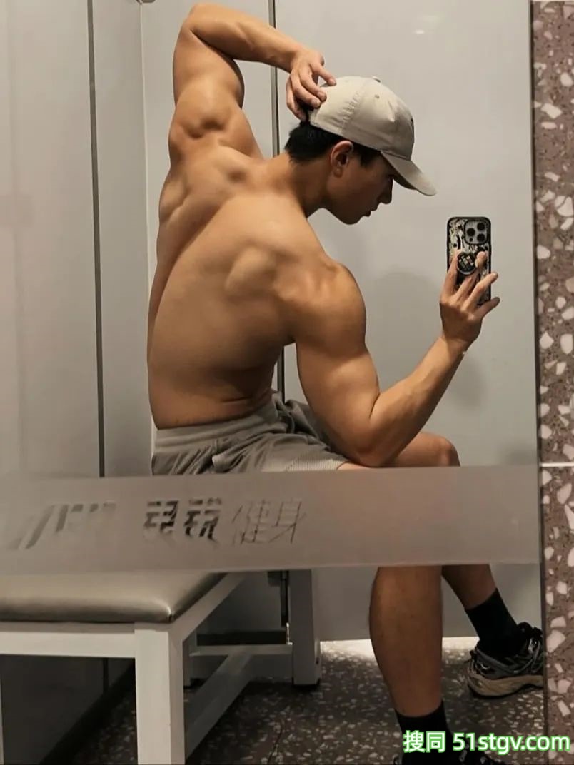 黑皮体育生，大长腿健硕的身材 - 51虹马