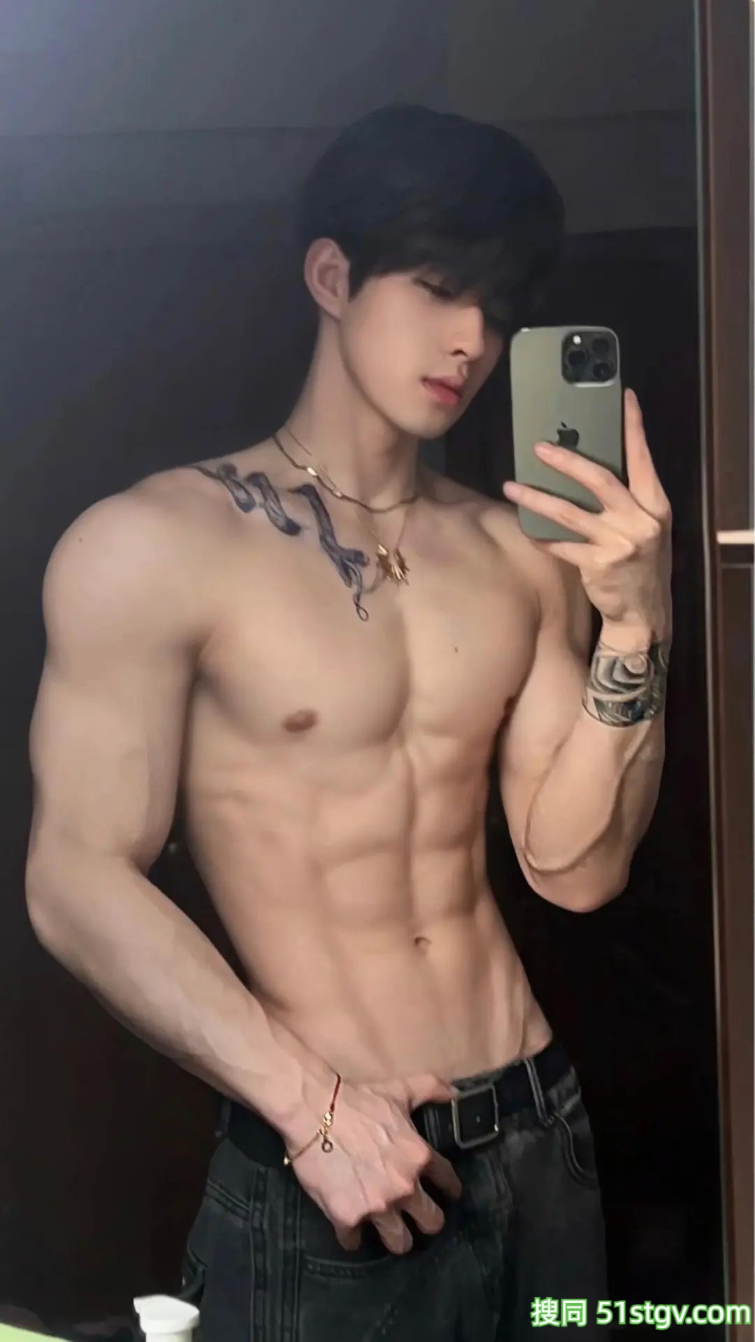 小奶狗的脸，大狼狗的身材，宽肩窄腰 - 51虹马