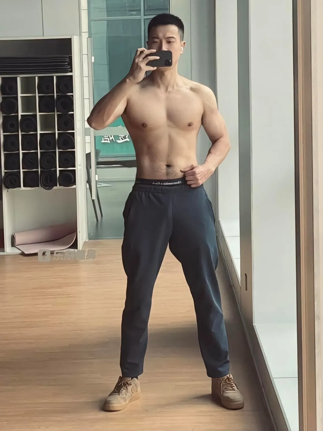 自拍的大鼻子兵哥硬照脱衣露腹毛？太强大藏不住！ - 51虹马