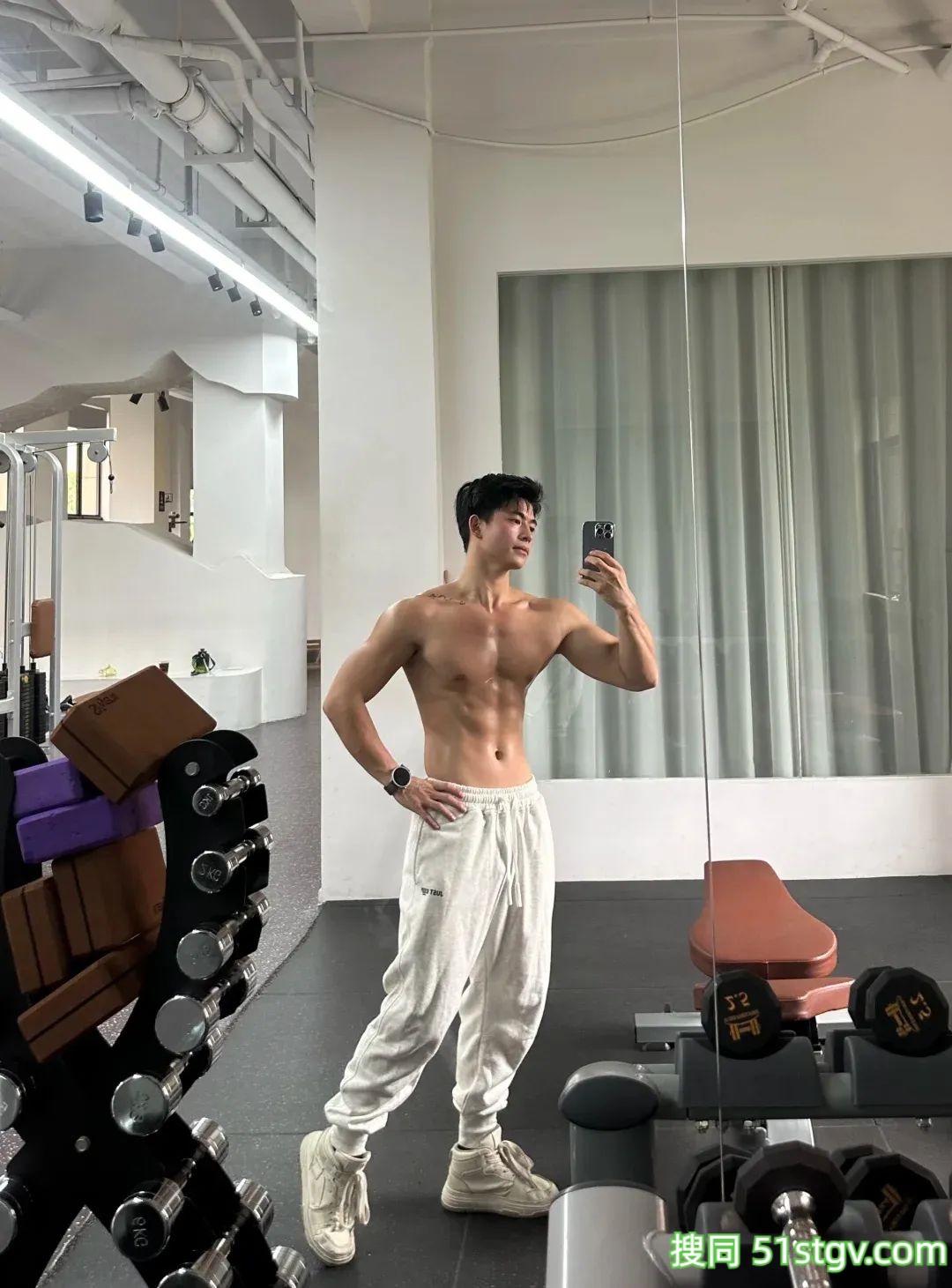 23岁浙江温州健身教练，性感胸肌腹肌鲨鱼线，这雕刻巧克力腹肌让全网女生疯狂舔屏‌ - 51虹马