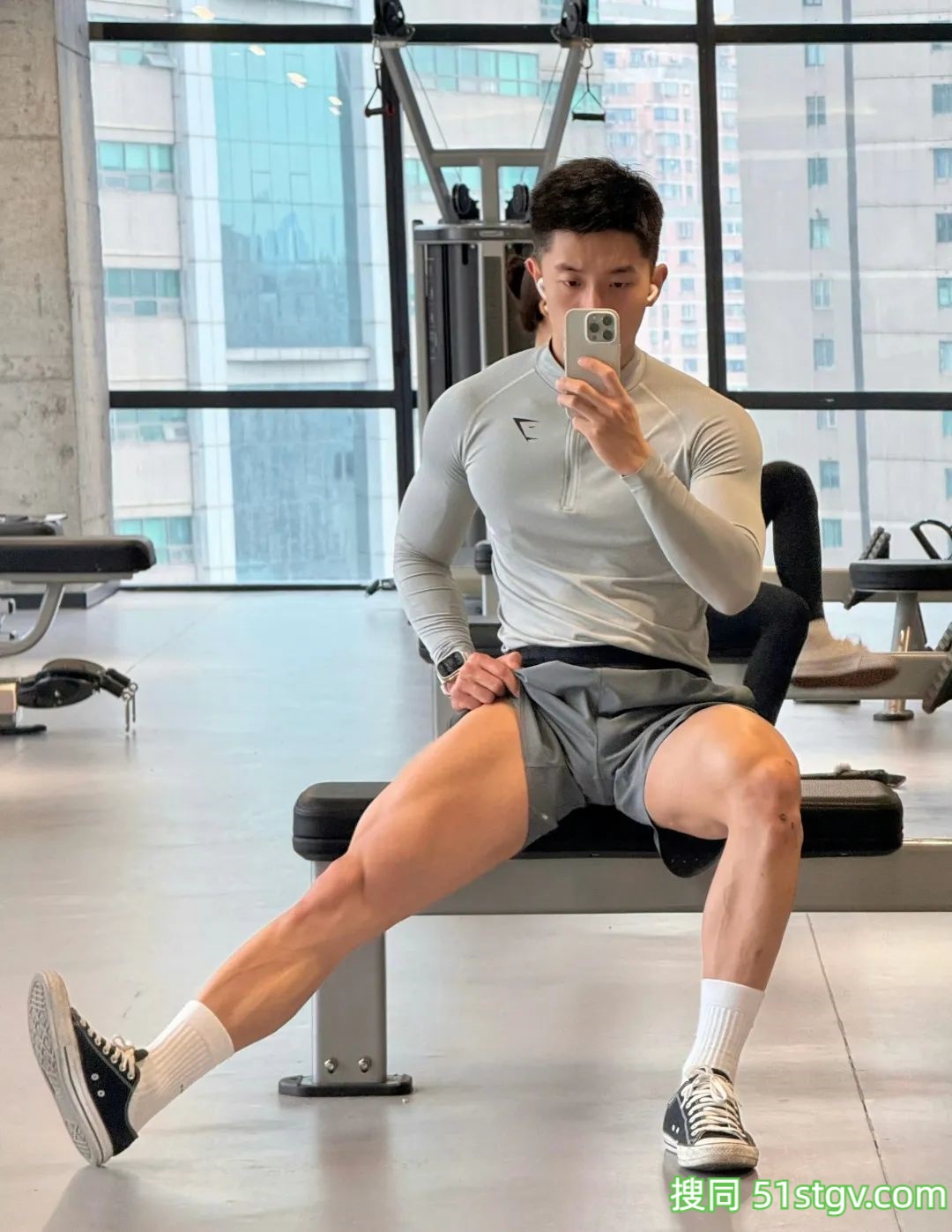 25岁云南彝族运动博主，3D环绕胸肌配极致野狼腰，这胸肌拉丝效果让人目不转睛 - 51虹马