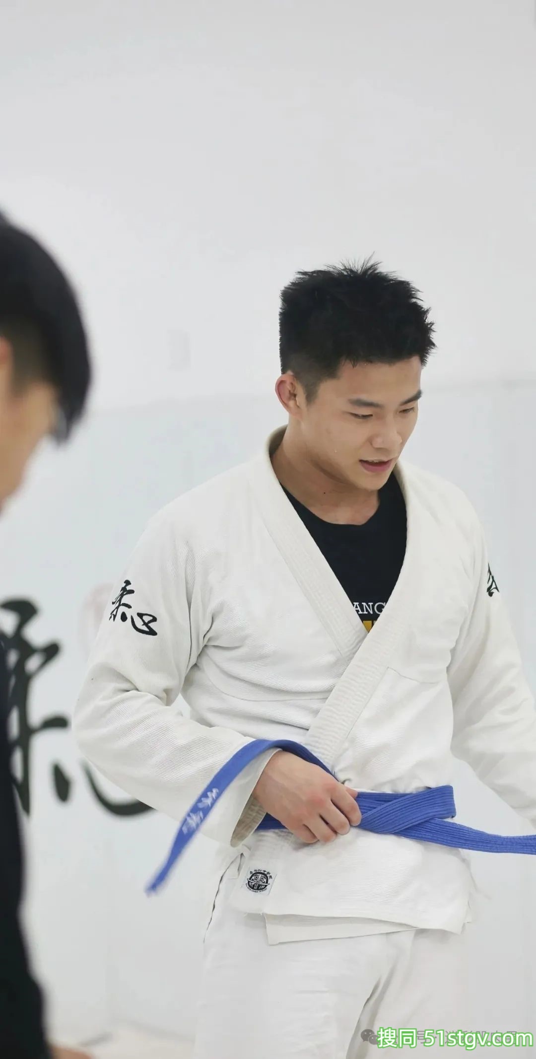 划龙舟的黑皮男耐力太强了!粗壮长腿湿透谁不心动! - 51虹马 划龙舟的黑皮男耐力太强了!粗壮长腿湿透谁不心动! - 51虹马