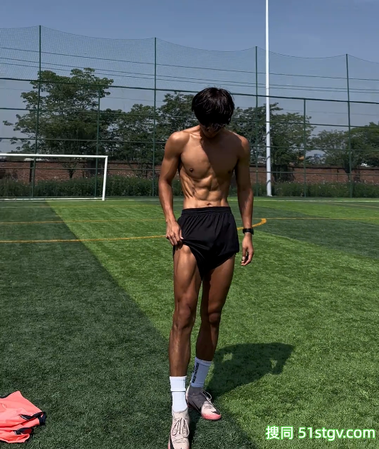 24岁四川绵阳体育生，黑皮雕刻腹肌人鱼线，这嘎嘣脆线条靠2000卡日练铸就 - 51虹马