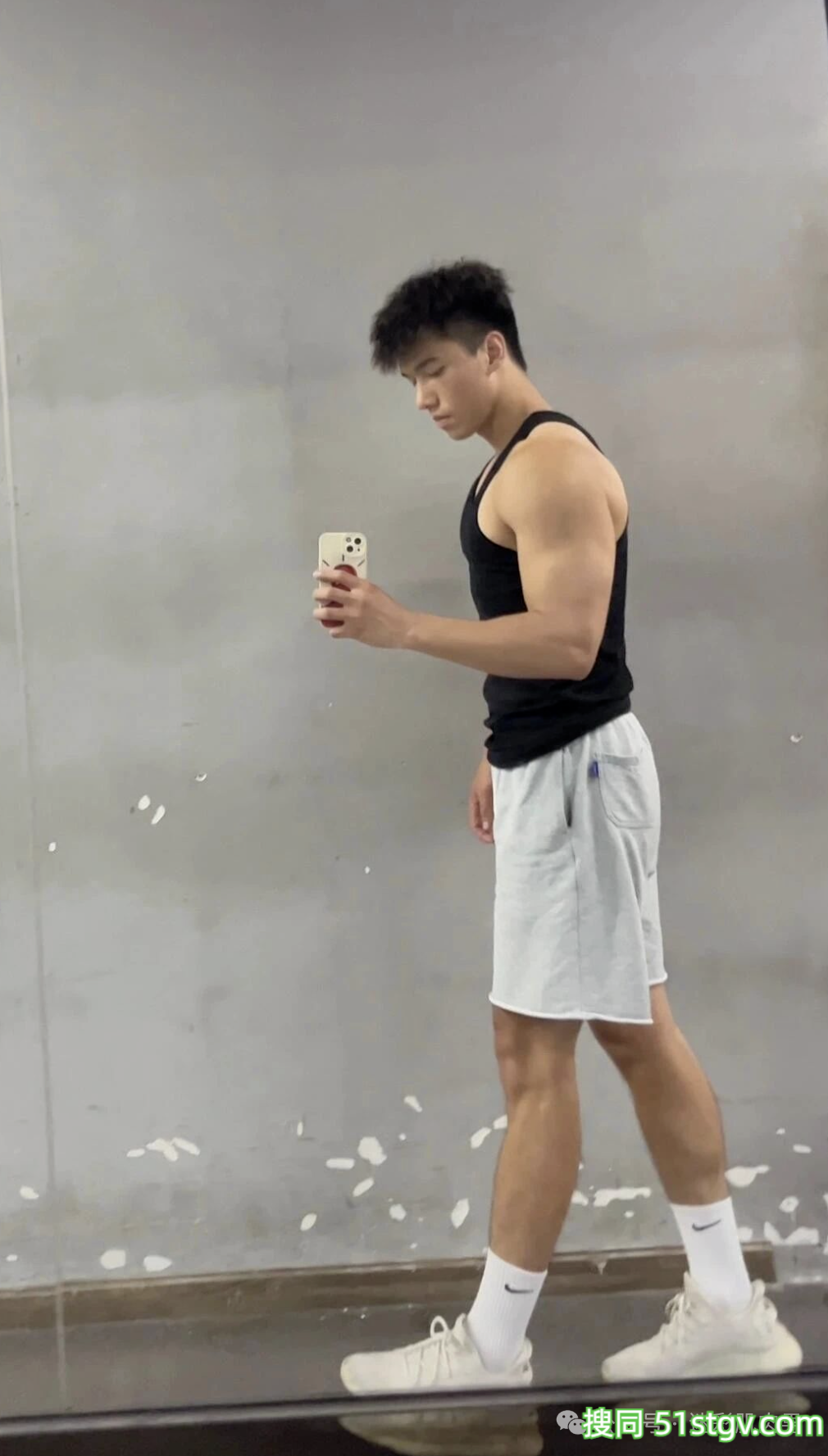 185CM体育生帅哥，喜欢穿灰裤子呀！ - 51虹马