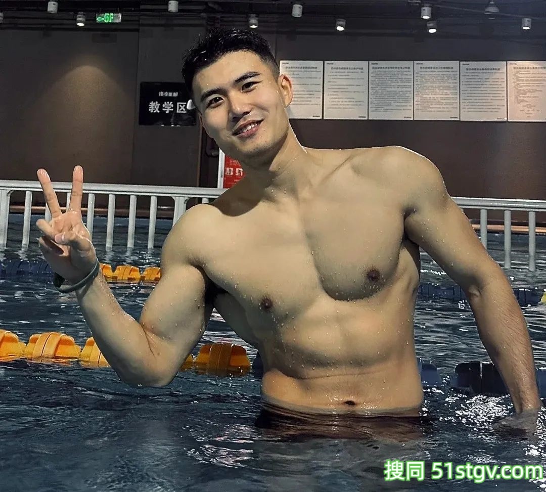 26岁法学硕士健身博主，饱满胸肌硬朗腹肌，这身肌肉在果冻海里镀上蜜糖更诱人 - 51虹马