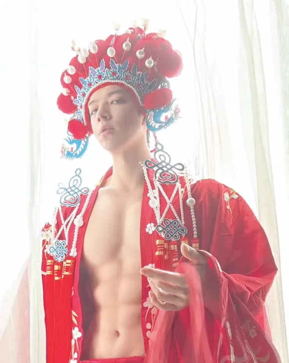 25岁南京肌肉系顶流NPC，冷白皮腹肌美背，这八块腹肌在灯光下动得人心痒痒 - 51虹马