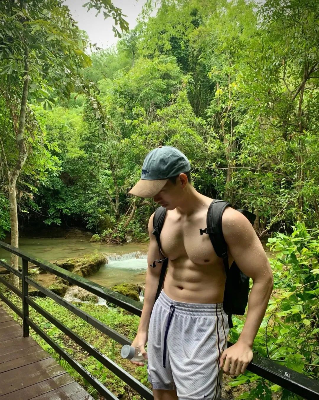 爬山累着的运动男直接下水洗澡！ - 51虹马