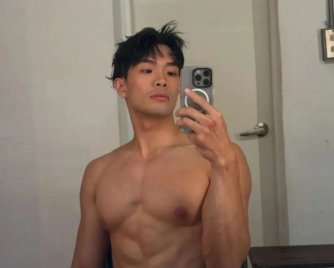 22岁台湾健身模特，炸裂南瓜肩拉丝胸大肌，这肉体谁扛得住？ - 51虹马