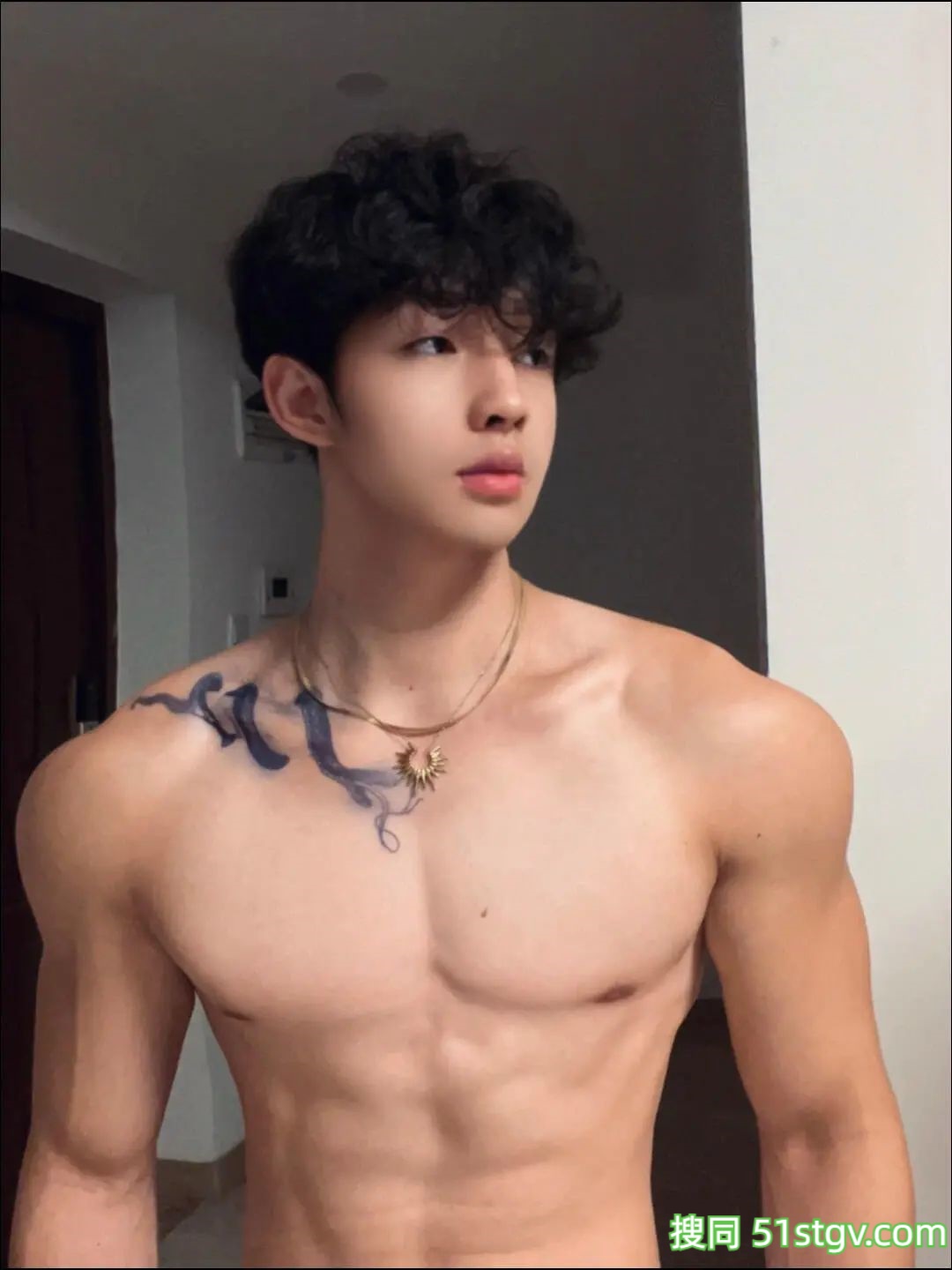 小奶狗的脸，大狼狗的身材，宽肩窄腰 - 51虹马