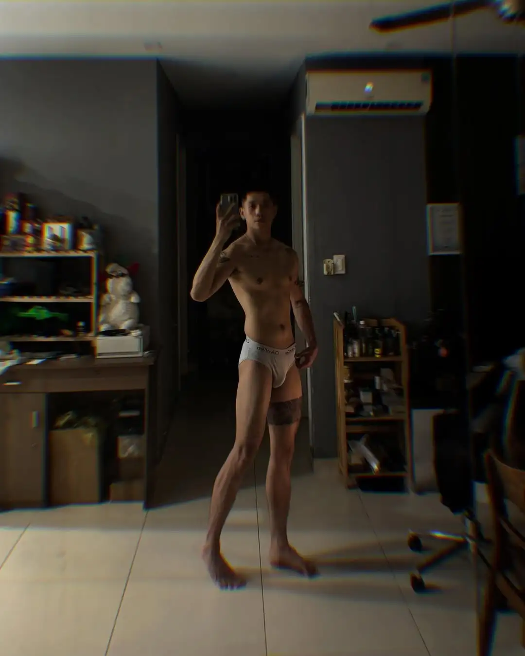 大长腿薄肌男，在家放飞自我 - 51虹马