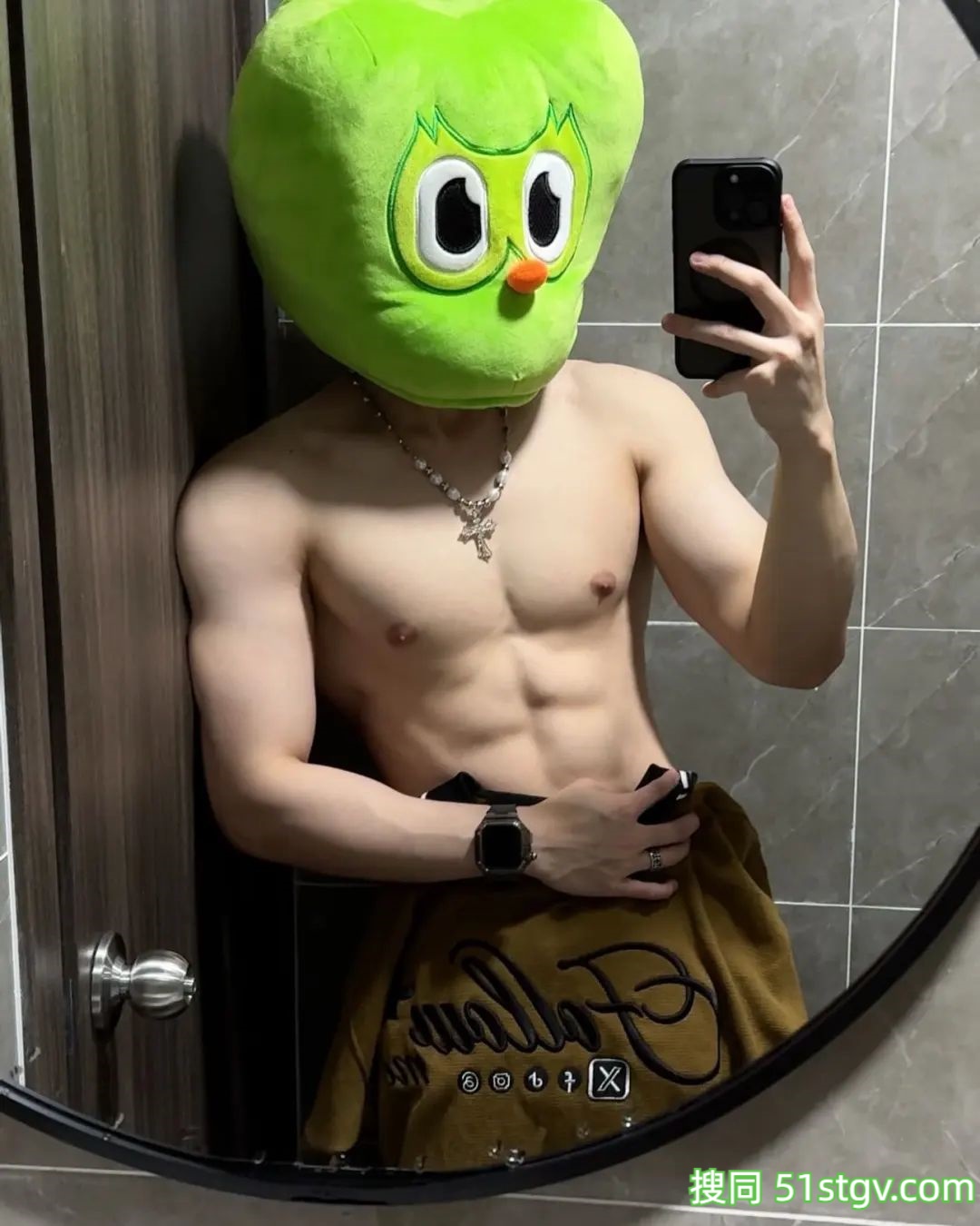 腹肌帅哥，cos猫头鹰公仔 - 51虹马