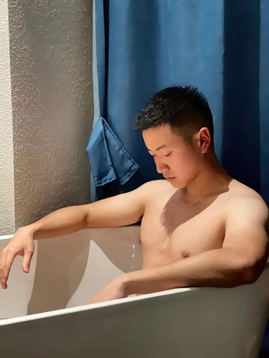 自拍的大鼻子兵哥硬照脱衣露腹毛？太强大藏不住！ - 51虹马