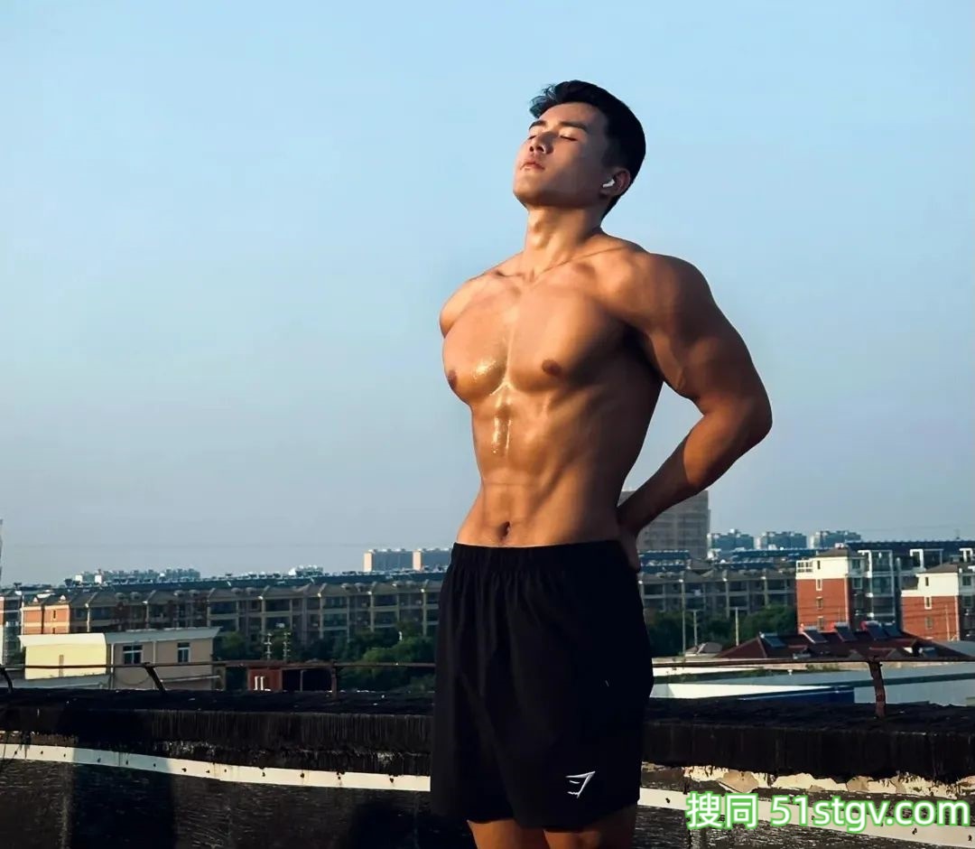 26岁法学硕士健身博主，饱满胸肌硬朗腹肌，这身肌肉在果冻海里镀上蜜糖更诱人 - 51虹马