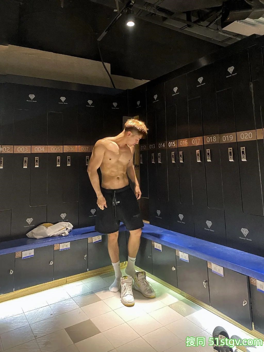 换衣间穿灰裤子的小哥自拍，喜欢这样的！ - 51虹马