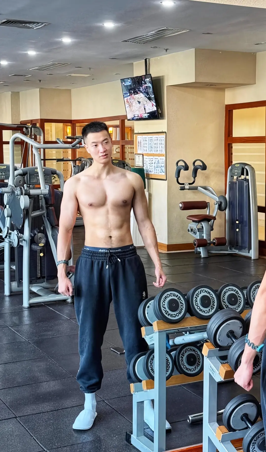 自拍的大鼻子兵哥硬照脱衣露腹毛？太强大藏不住！ - 51虹马