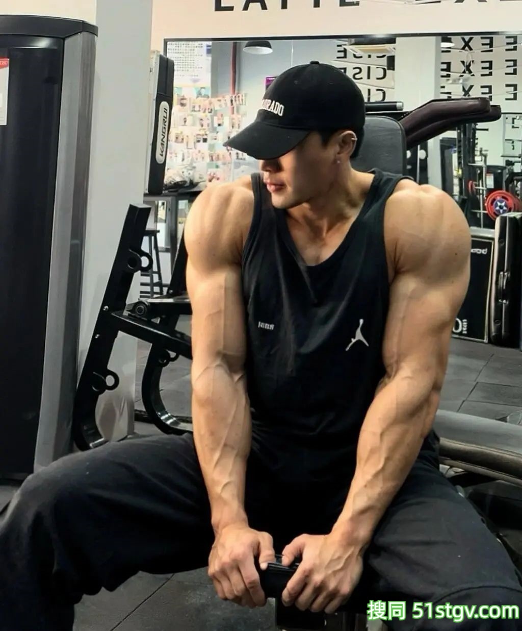 黑皮体育生，力量感爆棚 - 51虹马