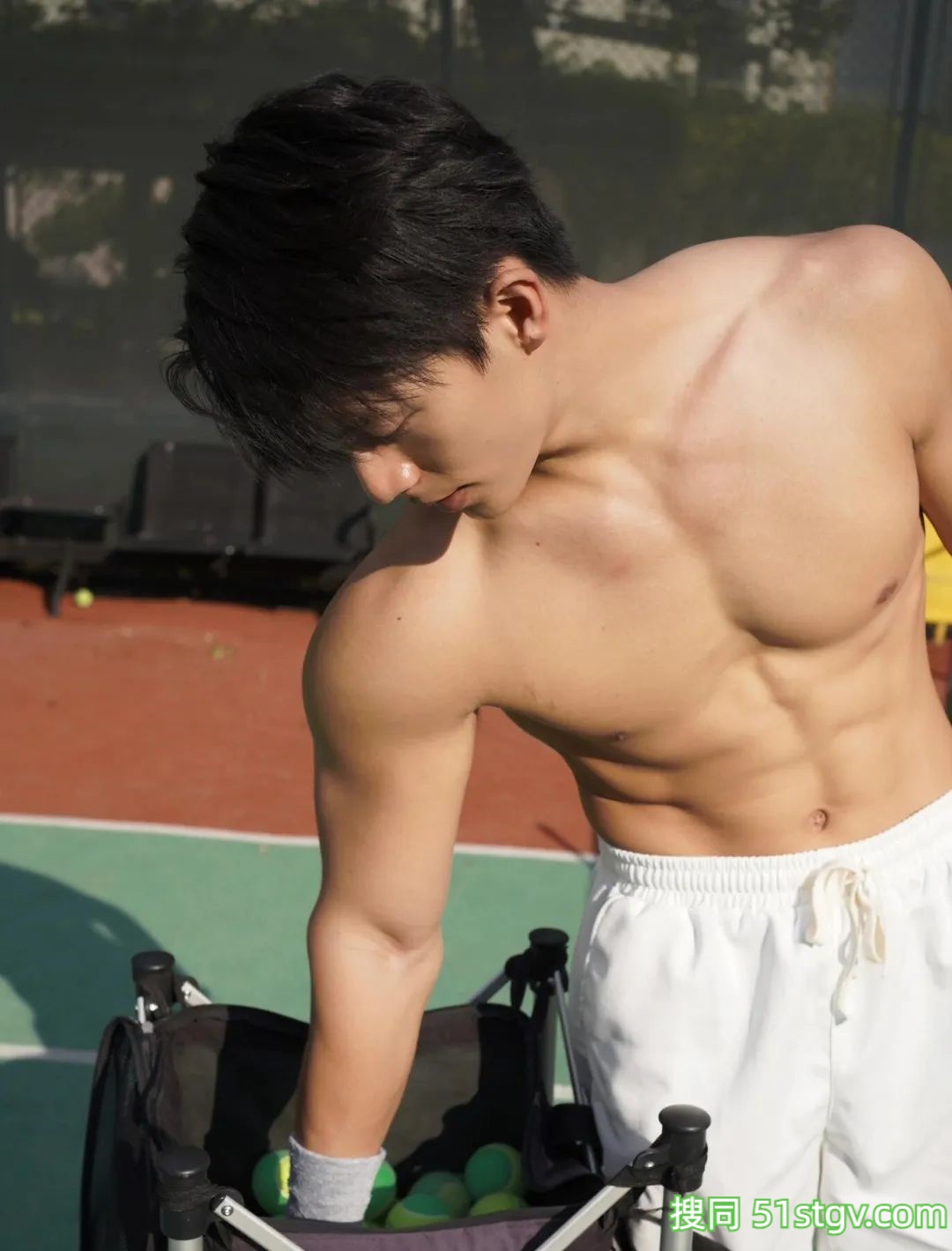 32岁山东鲜嫩帅哥，性感腹肌子弹肌，宽肩窄腰嘎嘎猛，又纯又欲惹人爱 - 51虹马