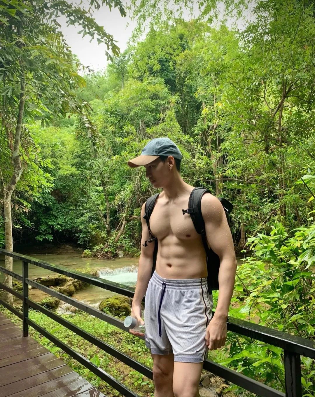 爬山累着的运动男直接下水洗澡！ - 51虹马
