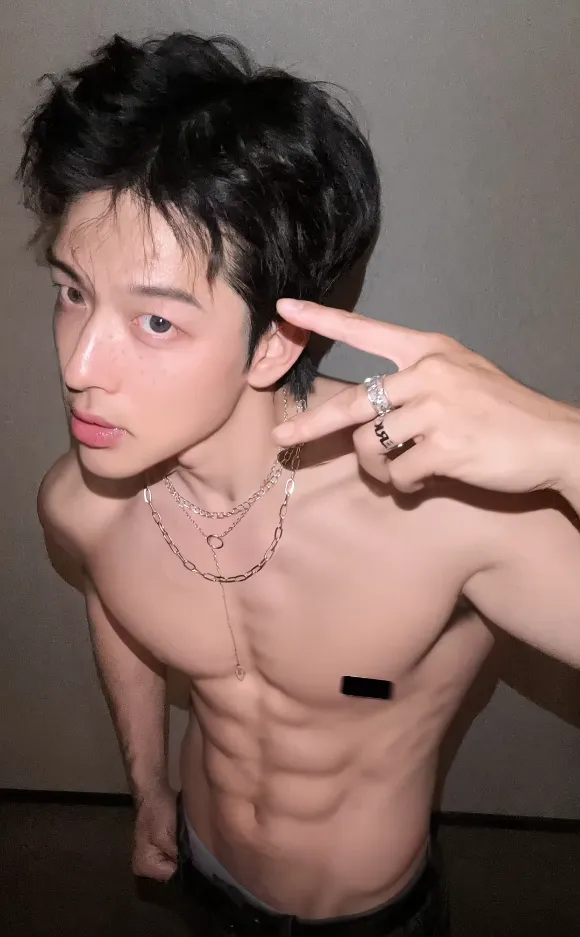 25岁南京肌肉系顶流NPC，冷白皮腹肌美背，这八块腹肌在灯光下动得人心痒痒 - 51虹马