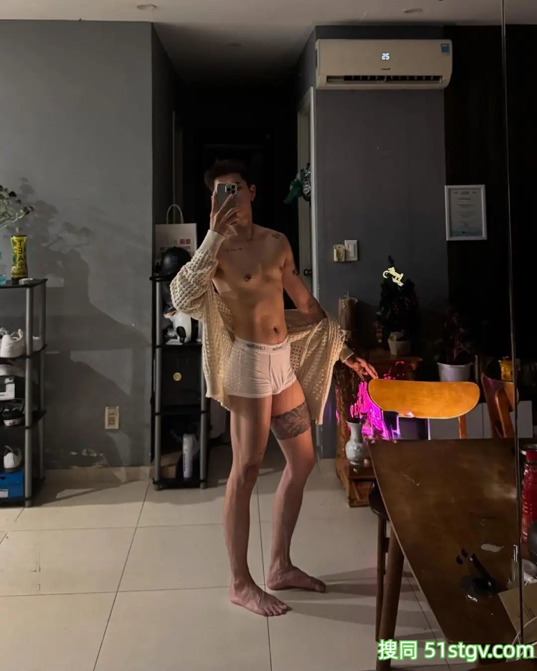 大长腿薄肌男，在家放飞自我 - 51虹马