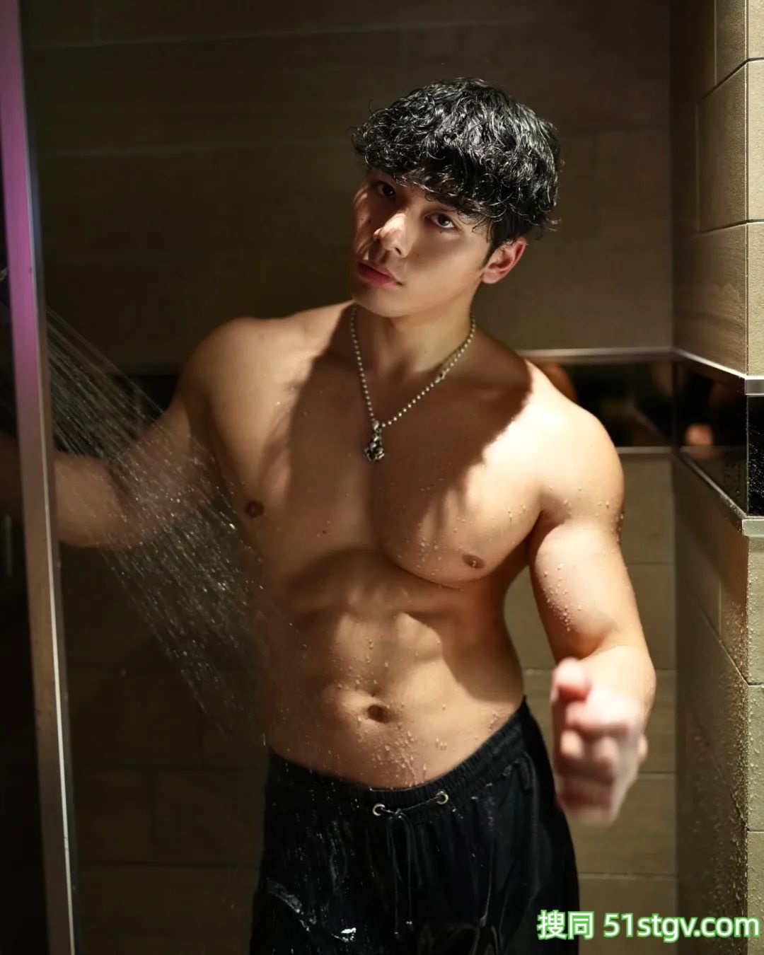 23岁日本健身网红,黝黑肩膀胸肌,这大胸肌泡水时能撩到人心里 - 51虹马 23岁日本健身网红,黝黑肩膀胸肌,这大胸肌泡水时能撩到人心里 - 51虹马