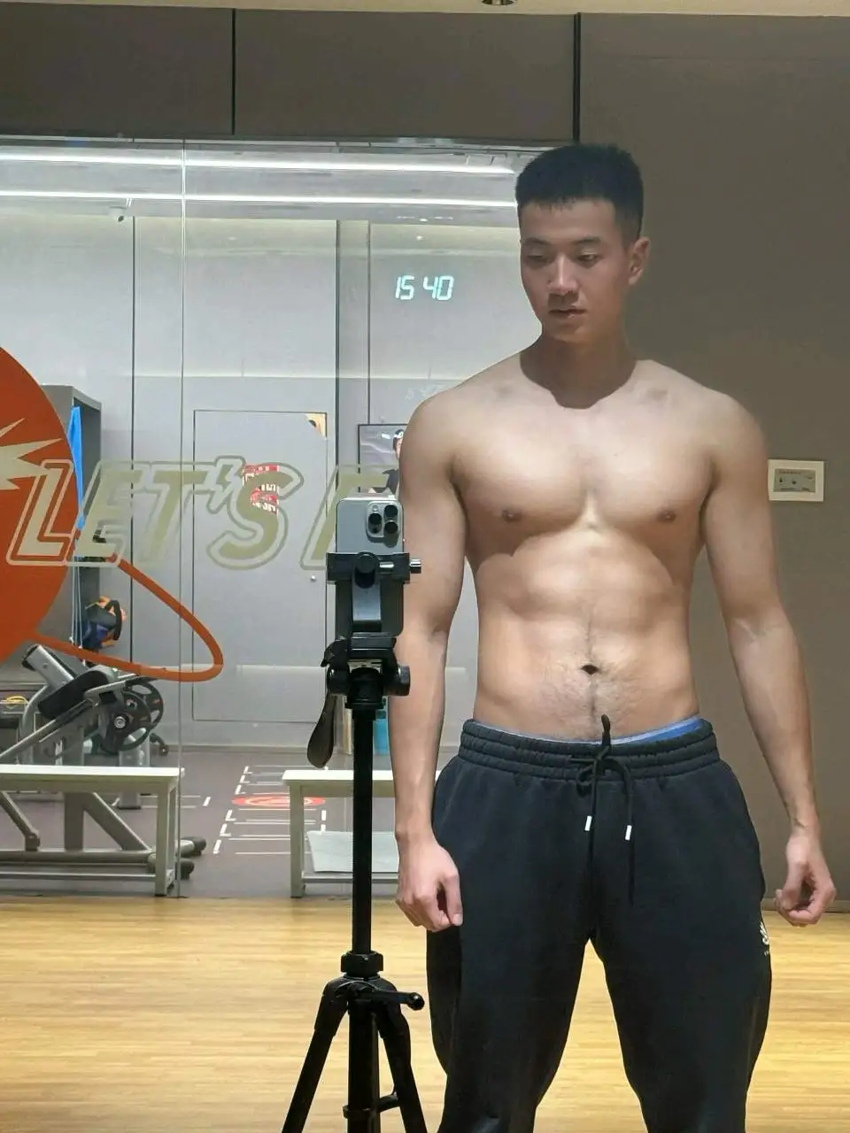 自拍的大鼻子兵哥硬照脱衣露腹毛？太强大藏不住！ - 51虹马