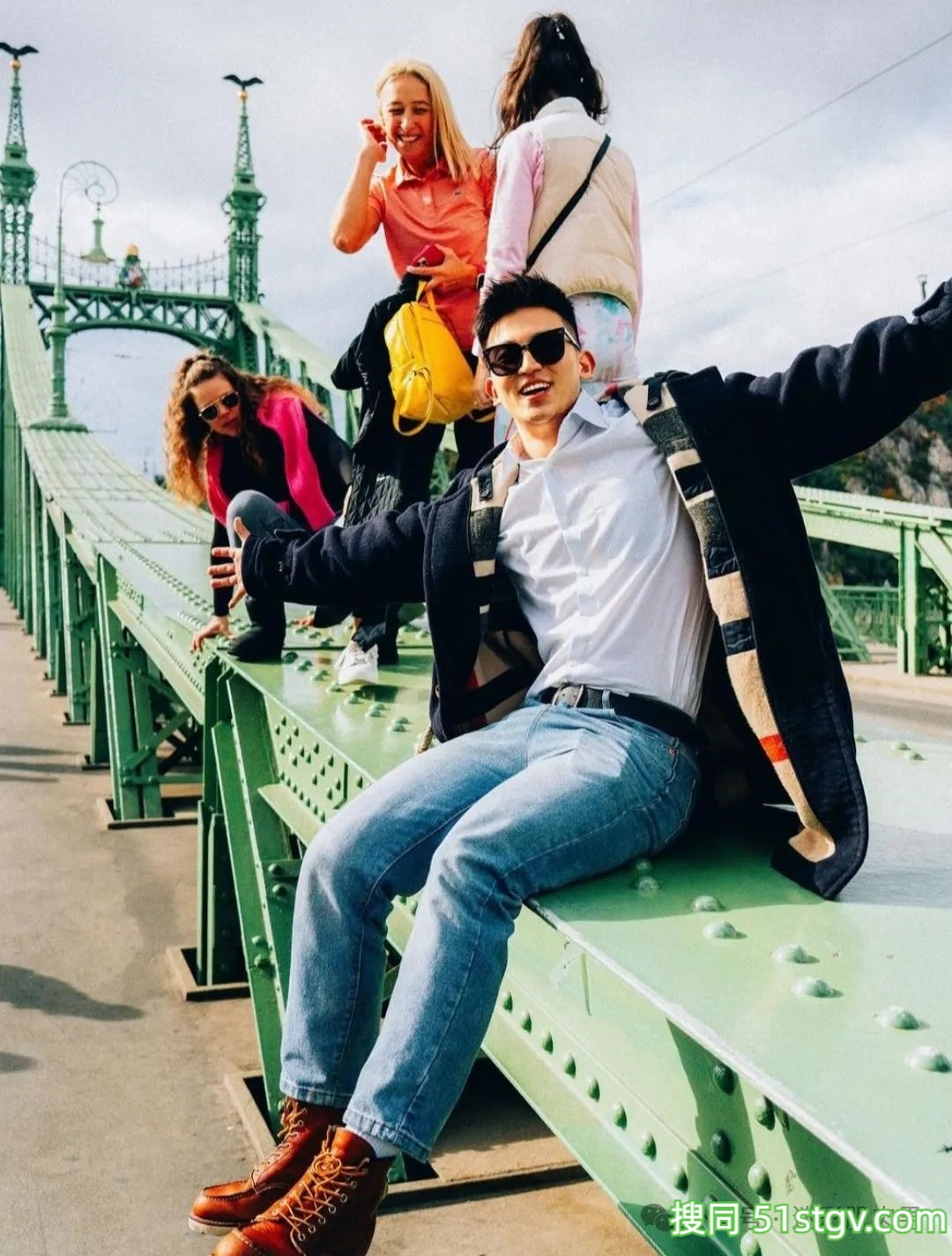 穿白短裤换衣间自拍的小哥长得真强大!太可了! - 51虹马 穿白短裤换衣间自拍的小哥长得真强大!太可了! - 51虹马