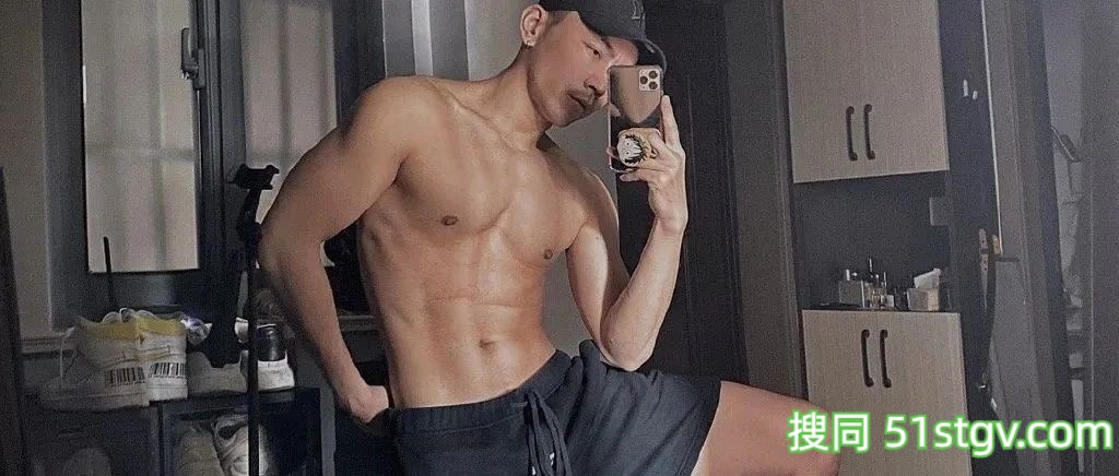 换衣间穿灰裤子的小哥自拍,喜欢这样的!-51虹马