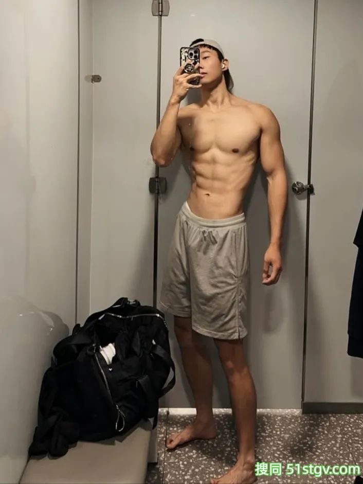 黑皮体育生，大长腿健硕的身材 - 51虹马