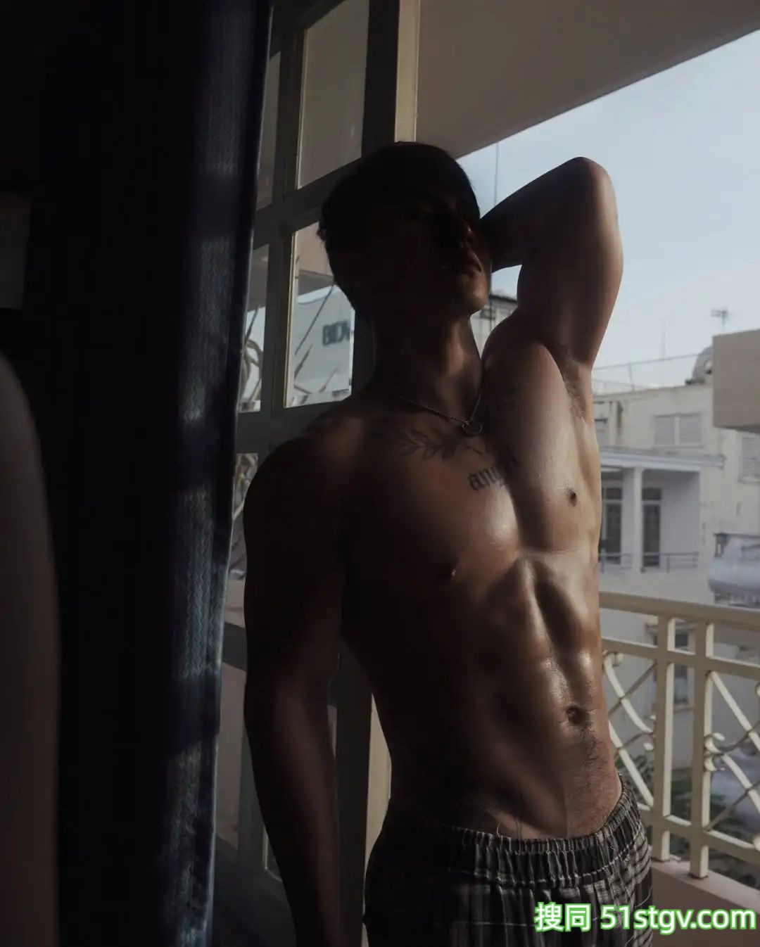 黑皮肌肉，健身教练 - 51虹马