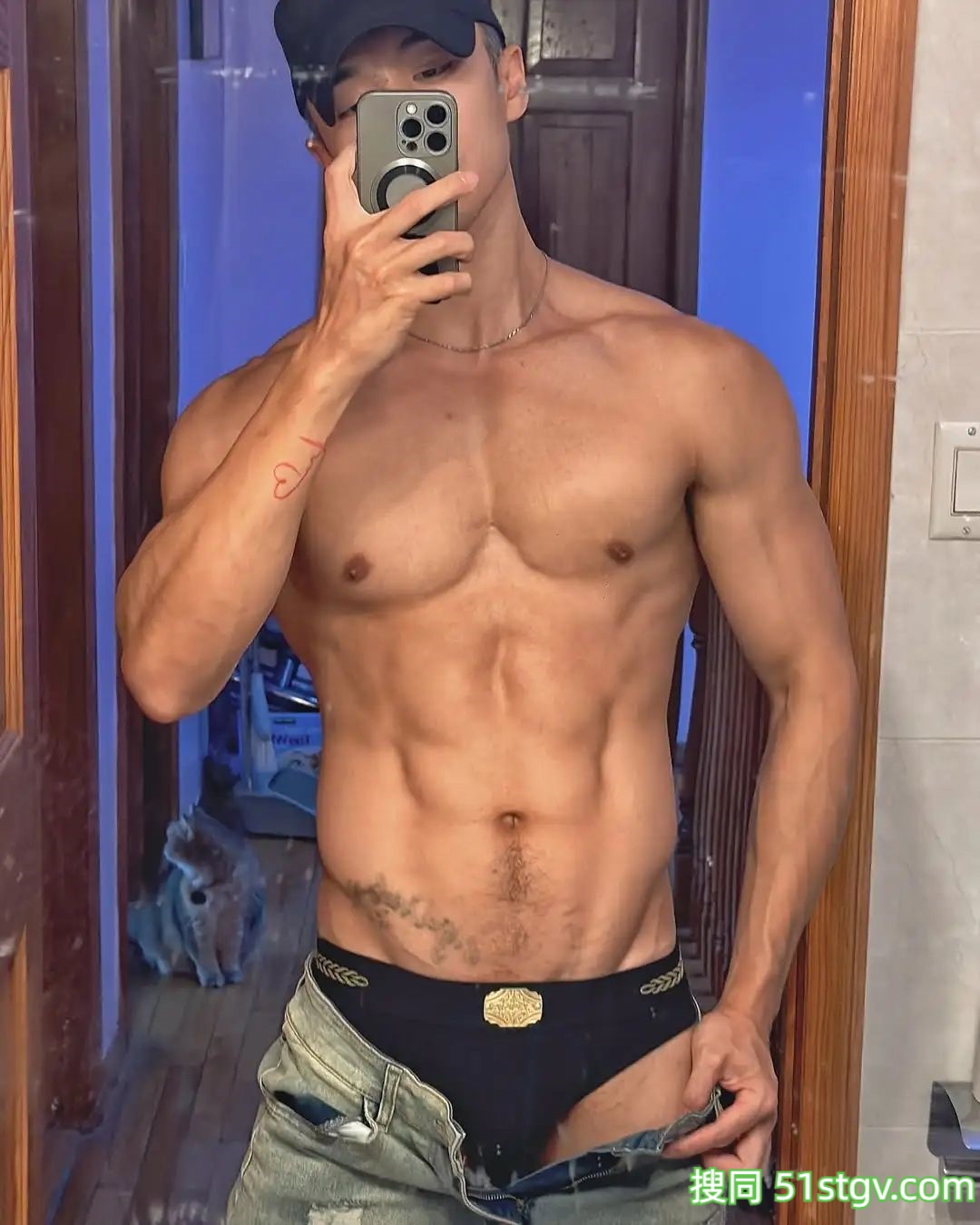 筋肉男，力量感爆棚 - 51虹马