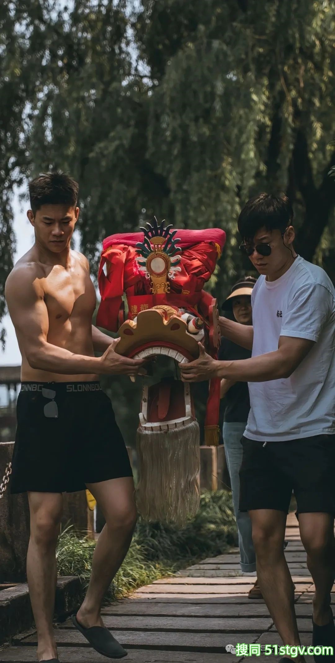 划龙舟的黑皮男耐力太强了!粗壮长腿湿透谁不心动! - 51虹马 划龙舟的黑皮男耐力太强了!粗壮长腿湿透谁不心动! - 51虹马