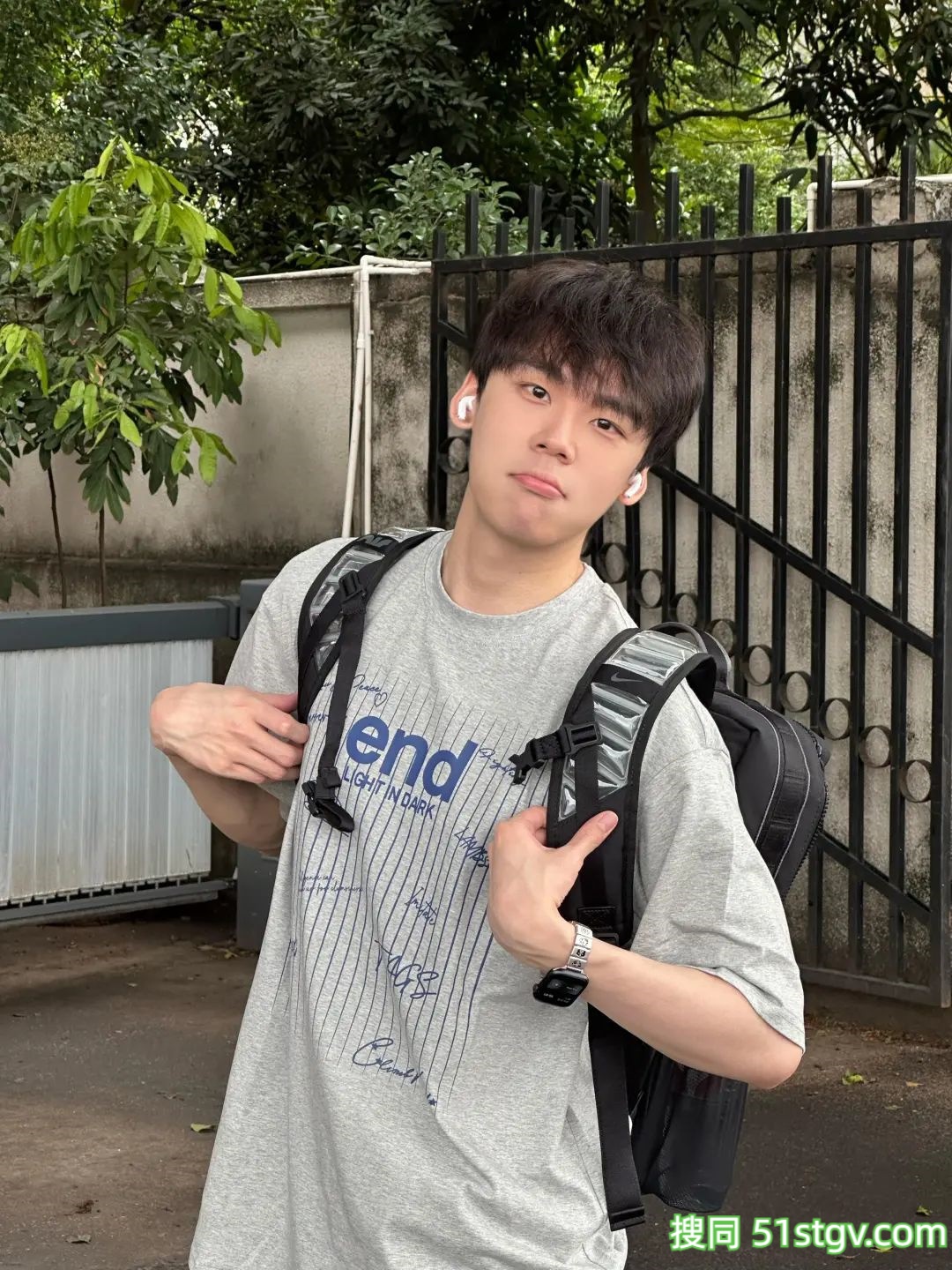 阳光帅气的男大学生 - 51虹马