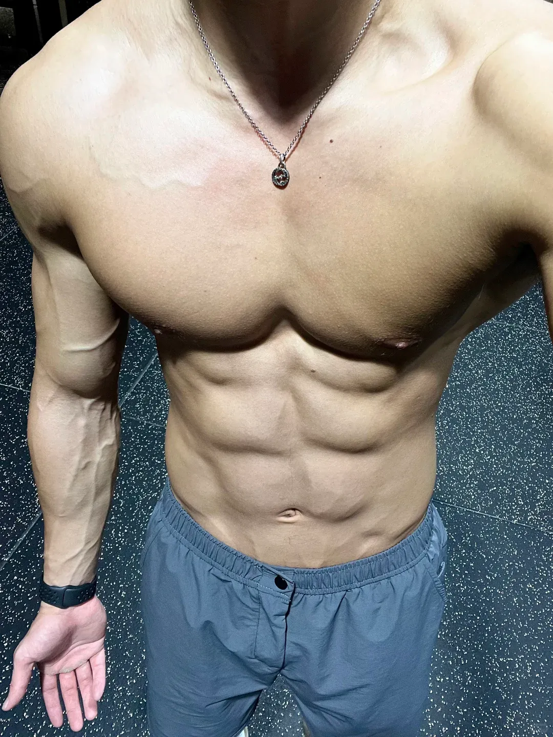 26岁浙江健身小哥,嘎嘣脆黑皮八块腹肌,这青筋暴起手臂结实背阔肌够Man吧 - 51虹马 26岁浙江健身小哥,嘎嘣脆黑皮八块腹肌,这青筋暴起手臂结实背阔肌够Man吧 - 51虹马