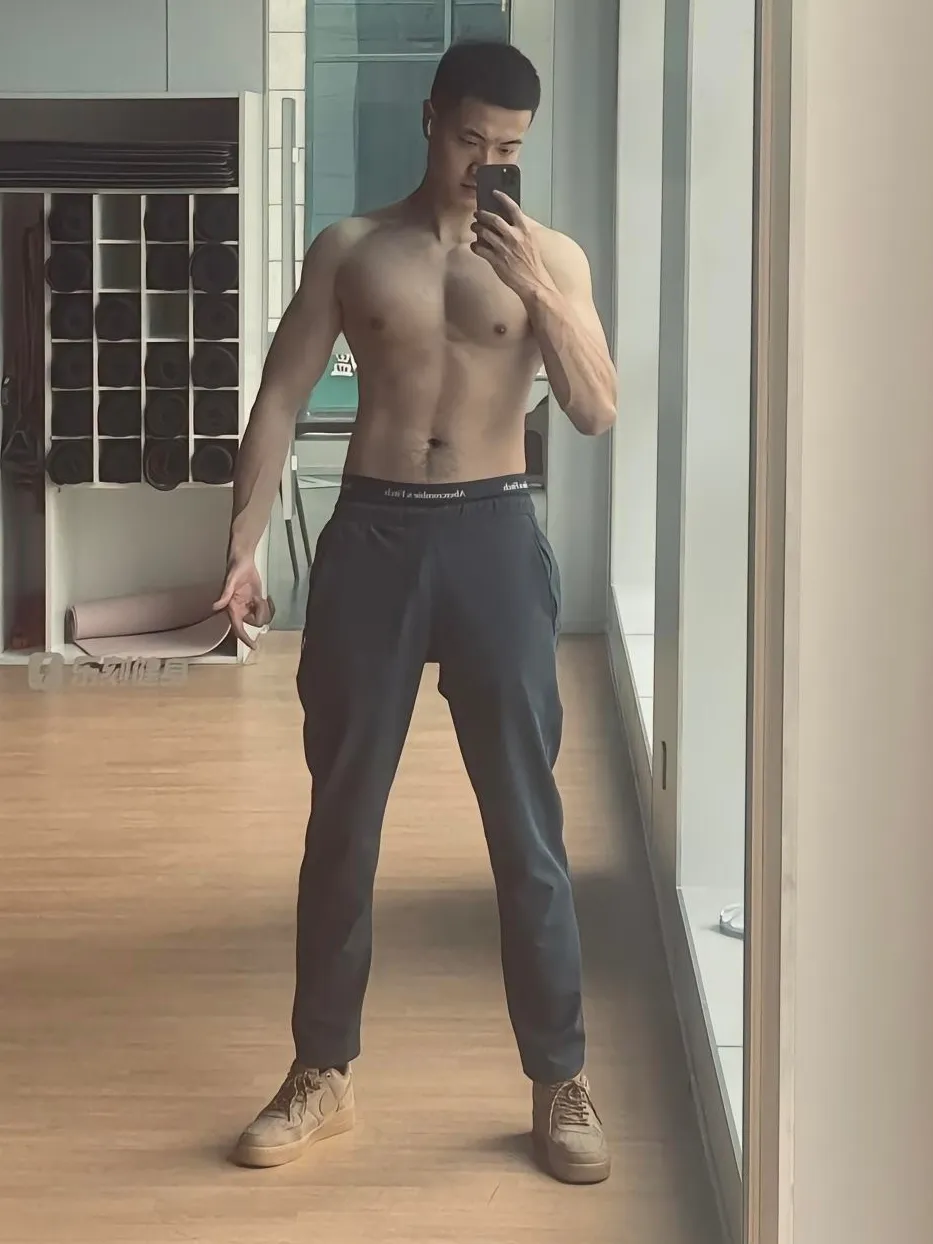 自拍的大鼻子兵哥硬照脱衣露腹毛？太强大藏不住！ - 51虹马