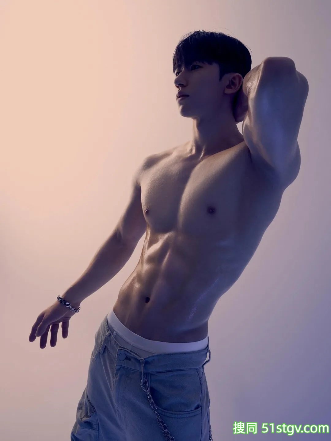 奶香奶香的男模，腹肌身材超好看 - 51虹马