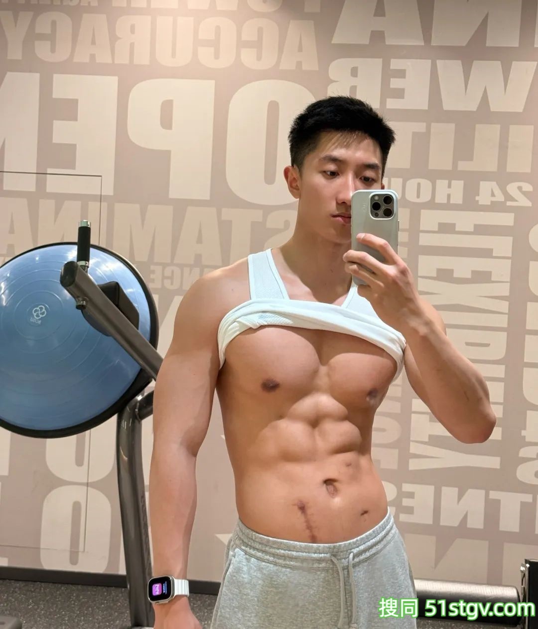 25岁云南彝族运动博主，3D环绕胸肌配极致野狼腰，这胸肌拉丝效果让人目不转睛 - 51虹马