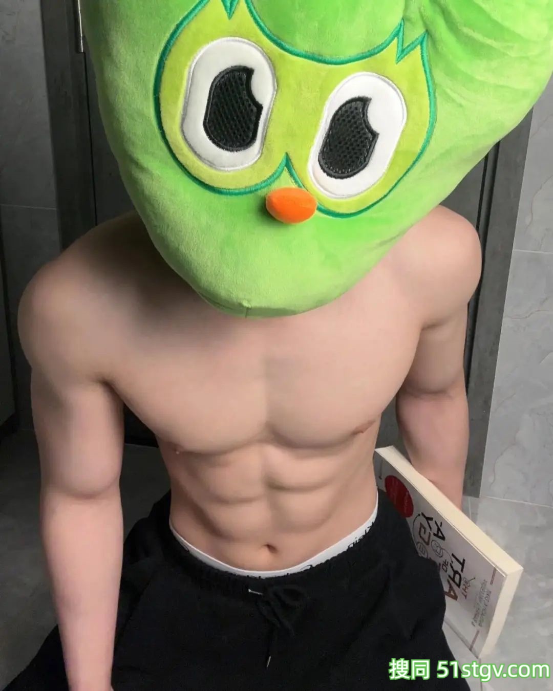 腹肌帅哥，cos猫头鹰公仔 - 51虹马