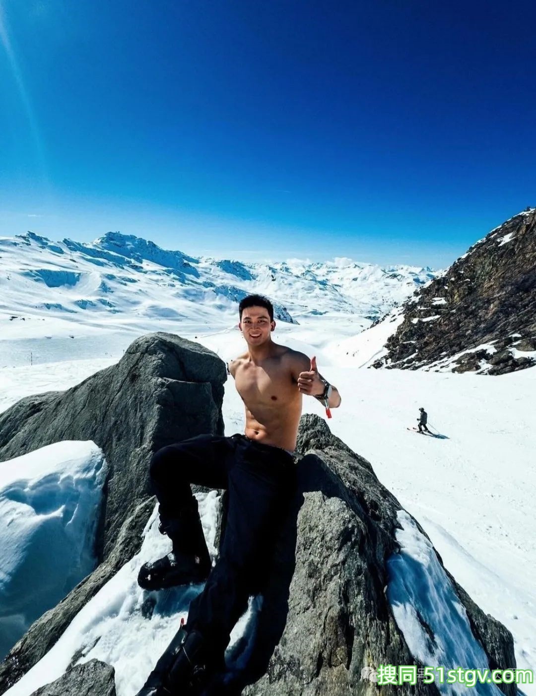 穿白短裤换衣间自拍的小哥长得真强大!太可了! - 51虹马 穿白短裤换衣间自拍的小哥长得真强大!太可了! - 51虹马