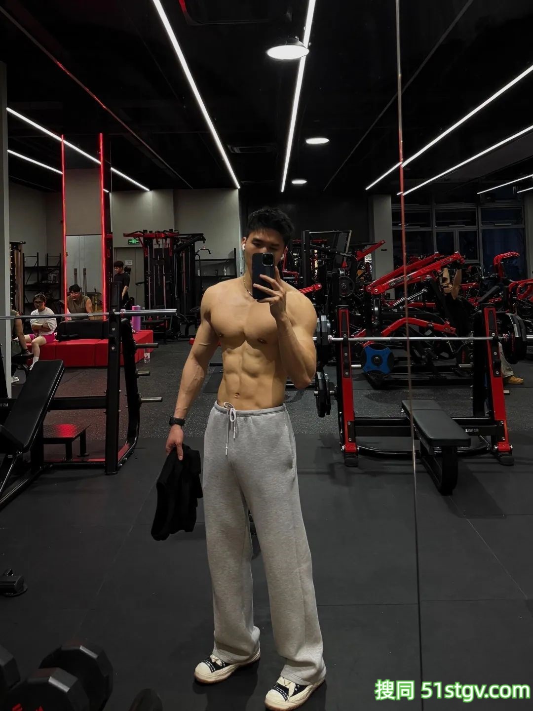 26岁浙江健身小哥,嘎嘣脆黑皮八块腹肌,这青筋暴起手臂结实背阔肌够Man吧-51虹马