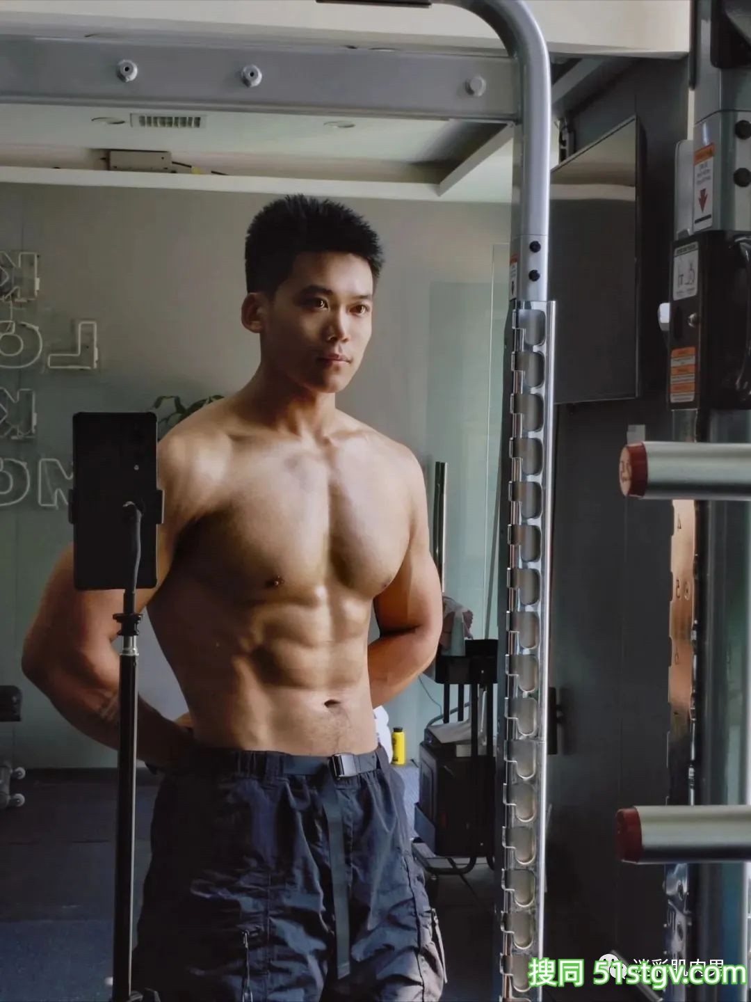 黝黑型男长得太好男人味十足！ - 51虹马