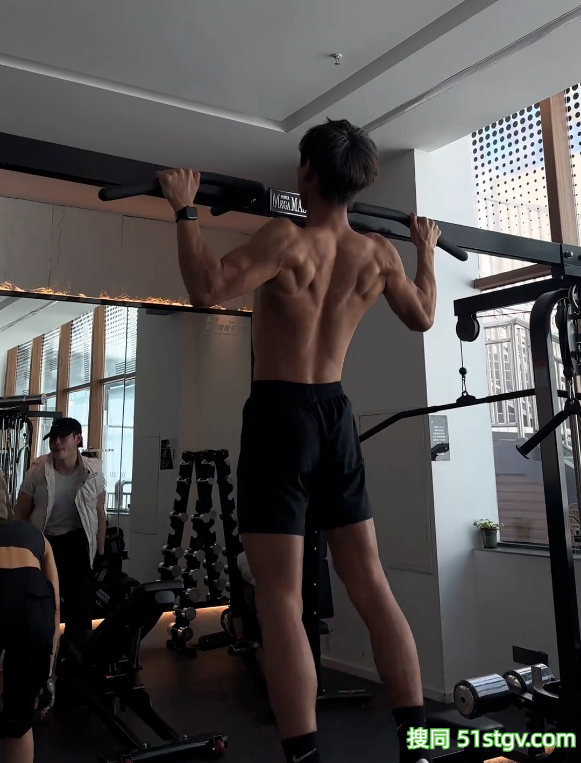 24岁四川绵阳体育生，黑皮雕刻腹肌人鱼线，这嘎嘣脆线条靠2000卡日练铸就 - 51虹马