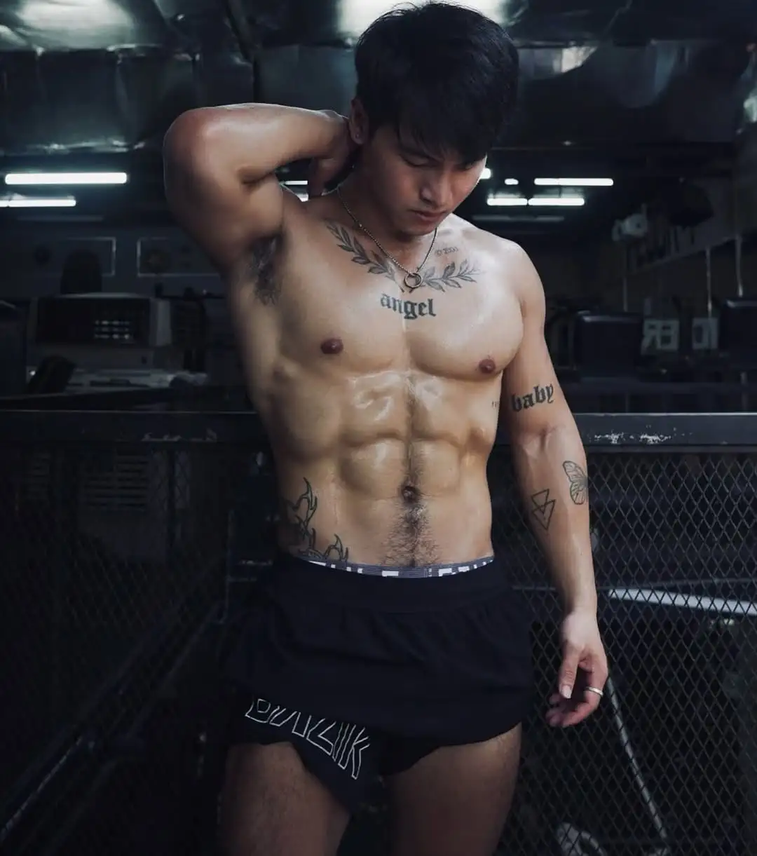 黑皮肌肉，健身教练 - 51虹马