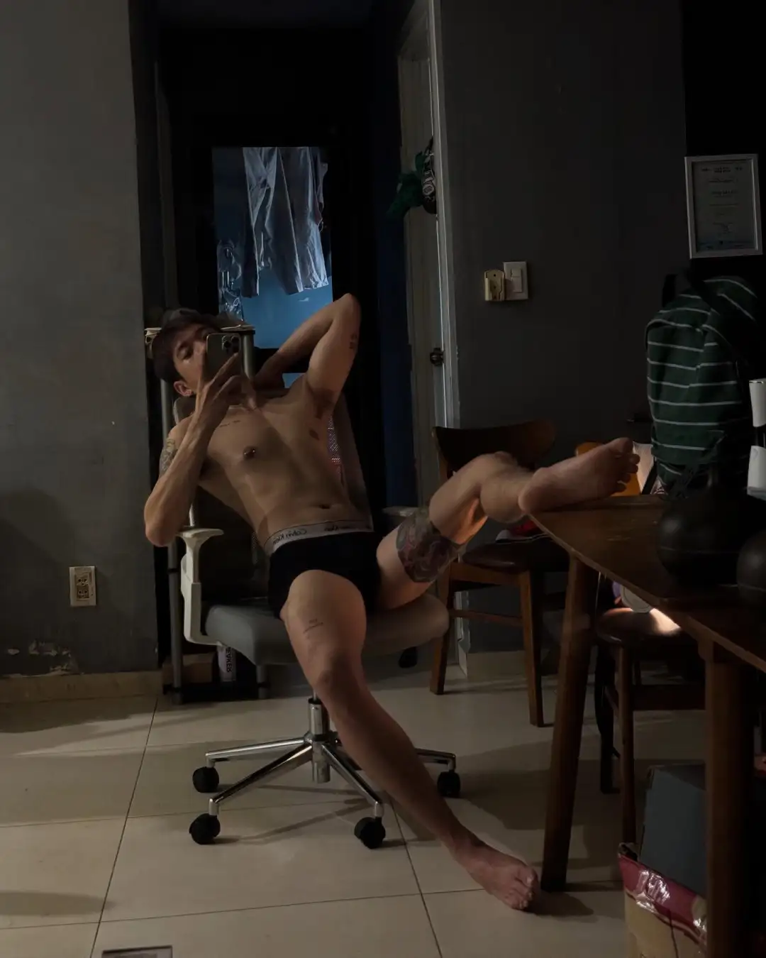 大长腿薄肌男，在家放飞自我 - 51虹马