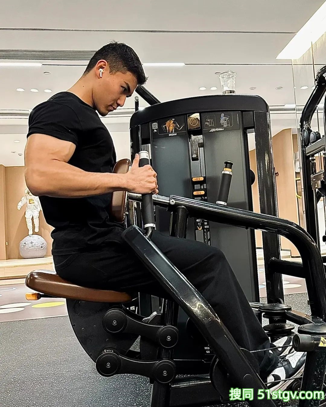 26岁法学硕士健身博主，饱满胸肌硬朗腹肌，这身肌肉在果冻海里镀上蜜糖更诱人 - 51虹马