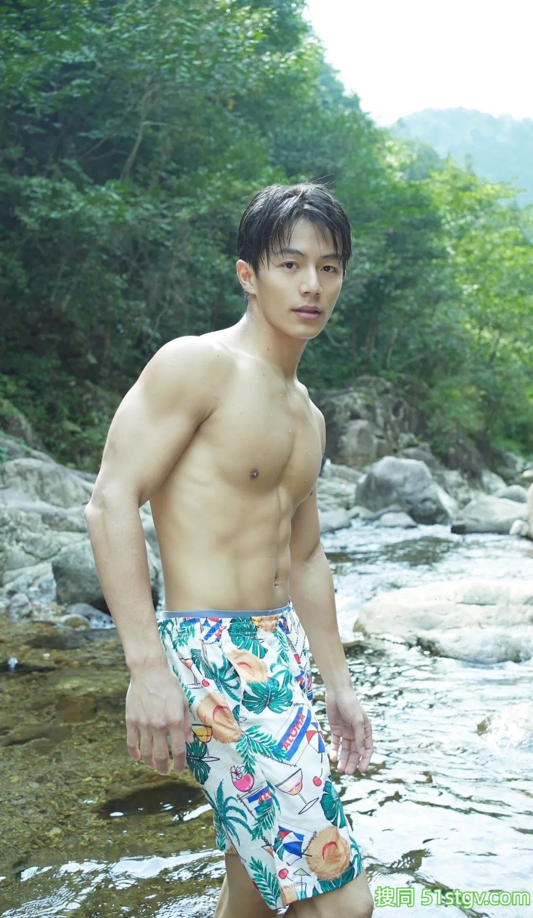 32岁山东鲜嫩帅哥，性感腹肌子弹肌，宽肩窄腰嘎嘎猛，又纯又欲惹人爱 - 51虹马