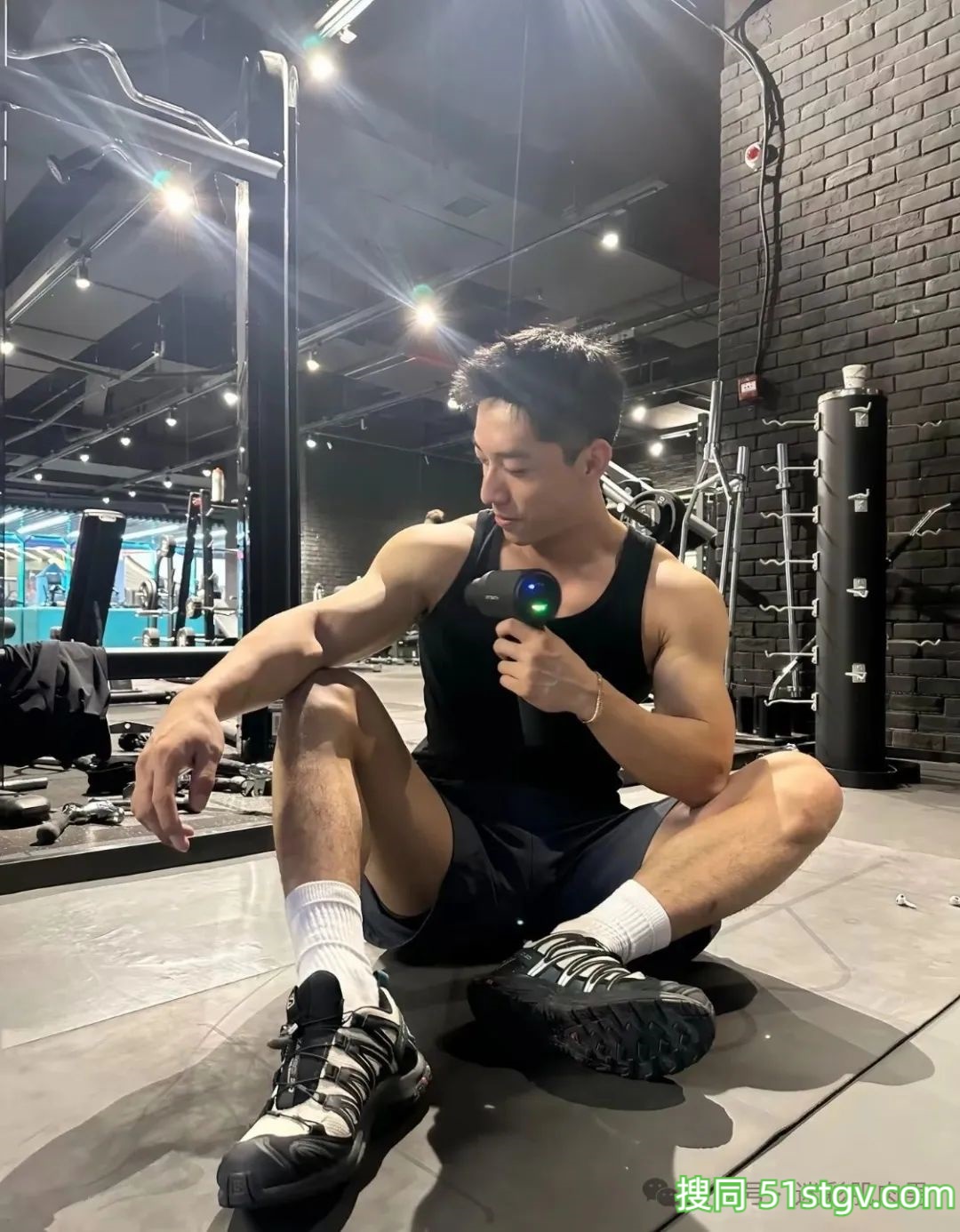 穿超短泳裤湿透的运动男实力强大，长腿太可了！ - 51虹马