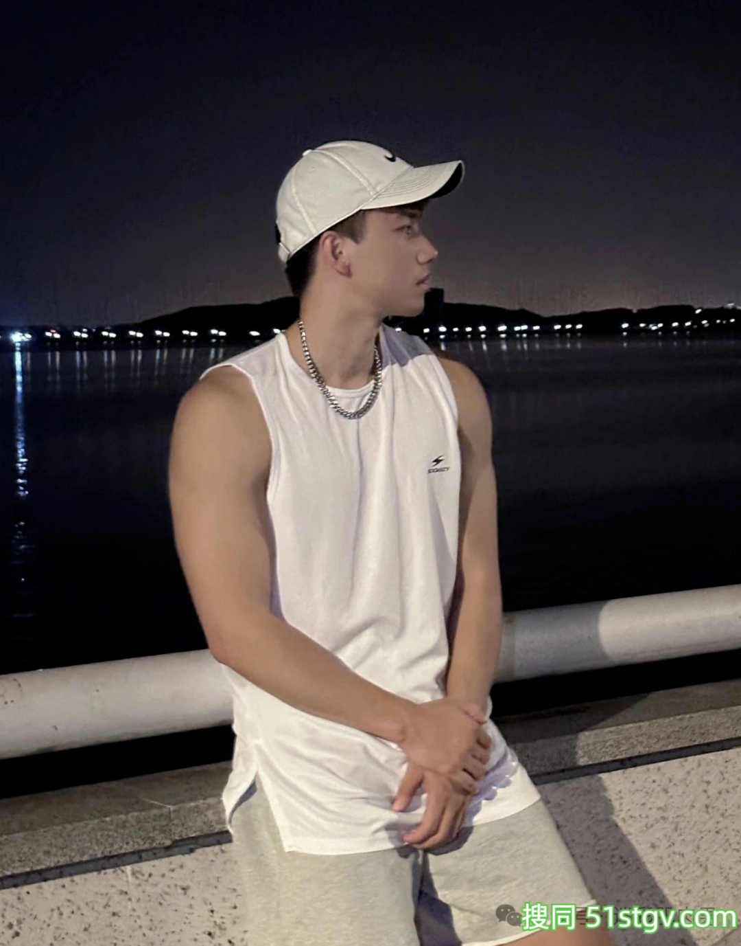 185CM体育生帅哥，喜欢穿灰裤子呀！ - 51虹马