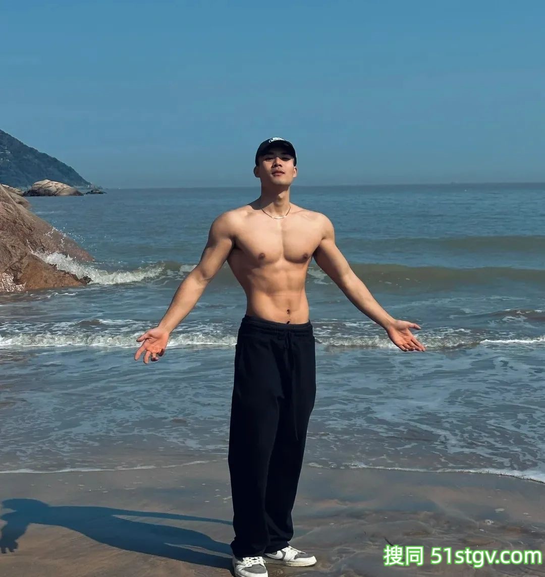 26岁法学硕士健身博主，饱满胸肌硬朗腹肌，这身肌肉在果冻海里镀上蜜糖更诱人 - 51虹马