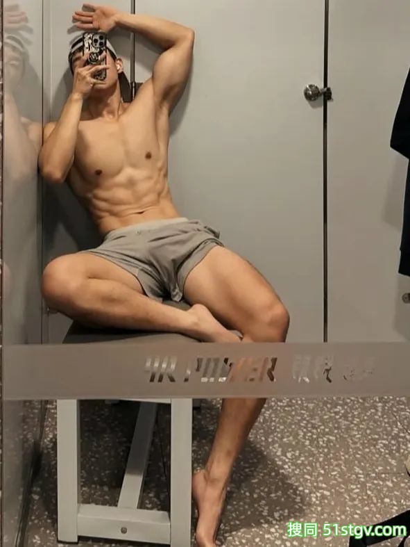 黑皮体育生，大长腿健硕的身材 - 51虹马